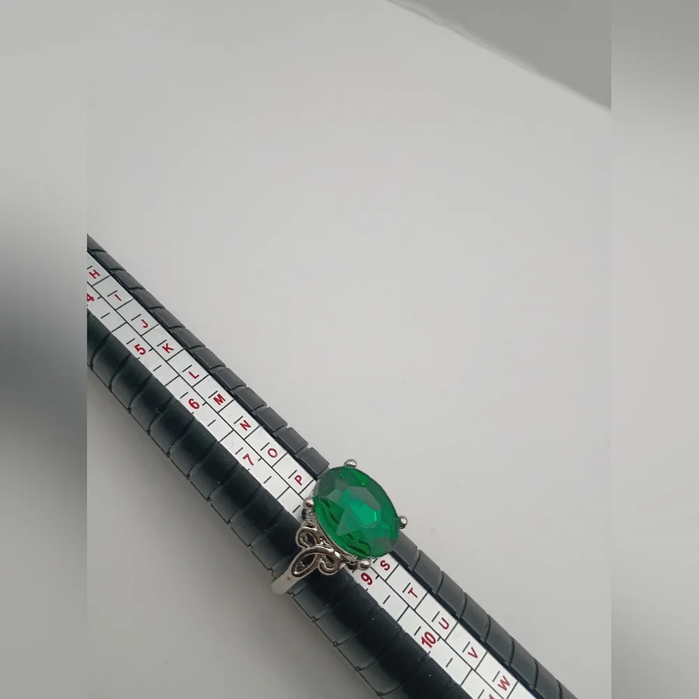 Women's Elegant Silver Ring with Green Gemstone U.S Size 8 - Picture 2 of 2